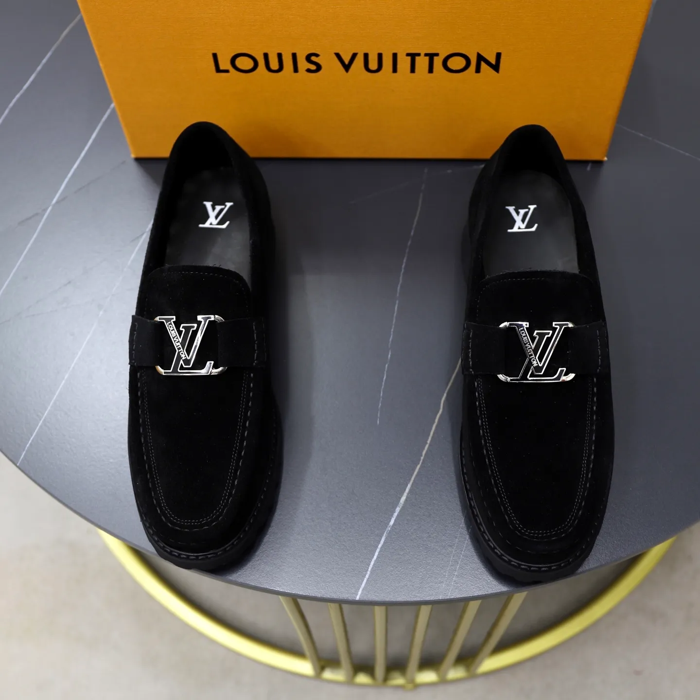 Ex-factory price: 600💰Louis Vuitton LV men's classic Oxford shoes, men's business formal boutique leather shoes, classic style, almond kernel exquisite toe, ultimate art, the whole shoe is made of imported cow leather (open edge beads), carefully selected, fine pores, excellent gloss, soft texture, strong toughness, durable and not easy to deform, apricot fetal cowhide leather lining, soft and comfortable, sweat-absorbent and breathable. Foam outsole, original box and dust bag packaging! Size: 38–44 (45/46 customized)